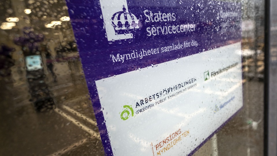 Bild på dörrdekal med öppettider.