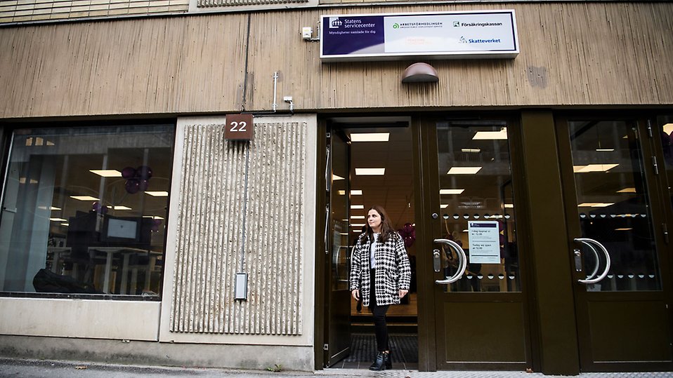 Kvinna går ut från ett servicekontor.