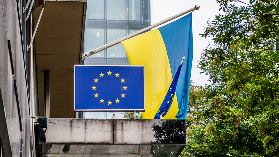 EU-skylt och Ukrainaflagga. 