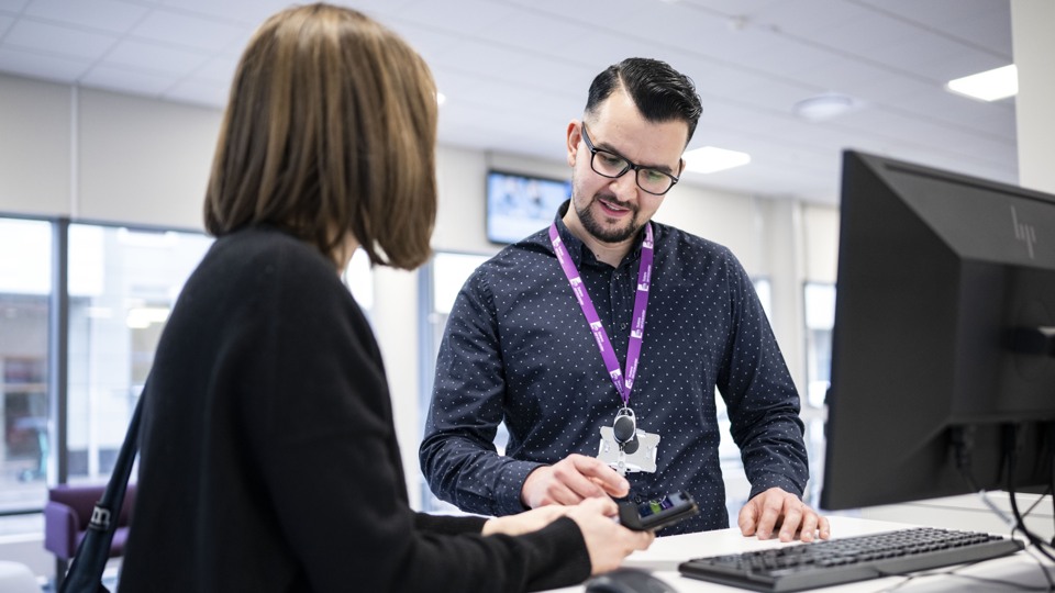 Servicehandläggare pratar med besökare. 