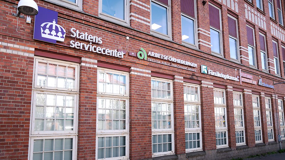 Fasad med Statens servicecenters logotyp. 